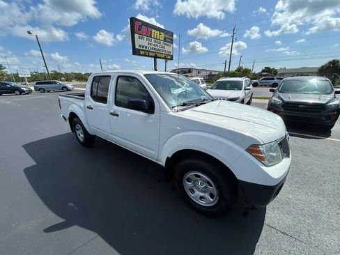 Used 2018 Nissan Frontier SV RWD image 2