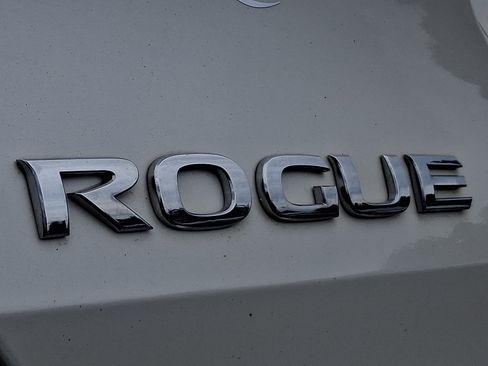 Used 2018 Nissan Rogue SV AWD/4WD image 29