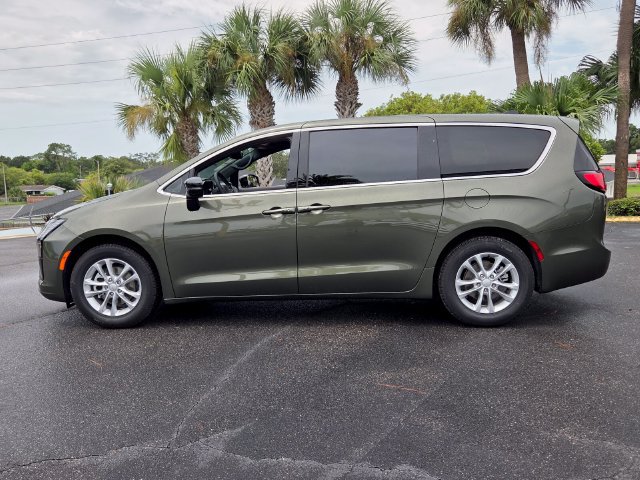New 2027 Chrysler Pacifica Select FWD image 5
