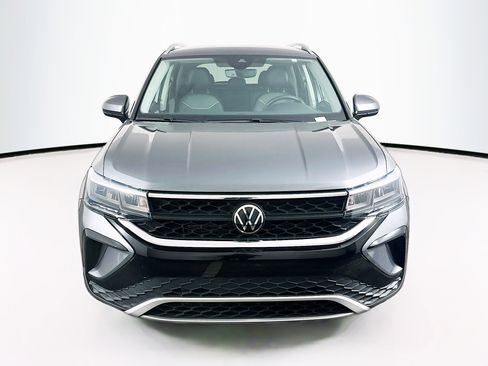 Used 2023 Volkswagen Taos SE FWD image 2