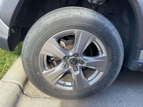 Used 2022 Toyota RAV4 XLE AWD/4WD image 5