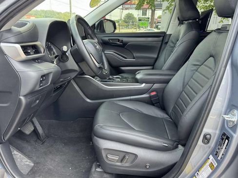 Used 2023 Toyota Highlander LE AWD/4WD image 22