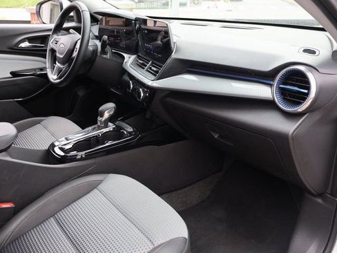 Certified 2025 Chevrolet Trax LT w/ LT Convenience Package FWD image 10
