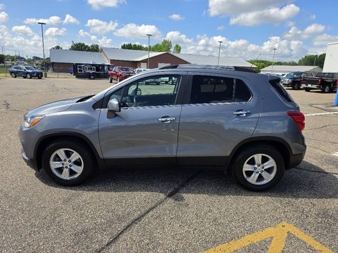 Used 2019 Chevrolet Trax LT w/ LT Convenience Package FWD image 2