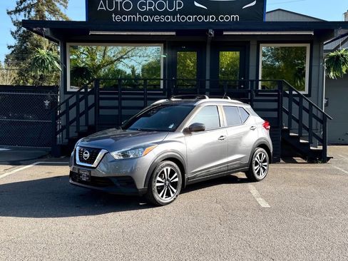Used 2018 Nissan Kicks SV FWD image 2