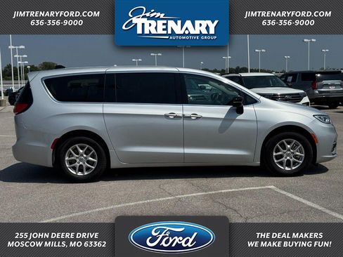Used 2024 Chrysler Pacifica Touring-L FWD image 1