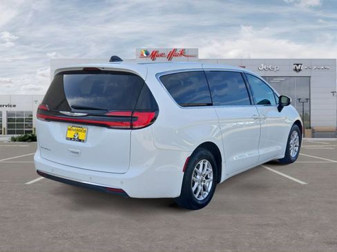 Certified 2023 Chrysler Pacifica Touring-L FWD image 5