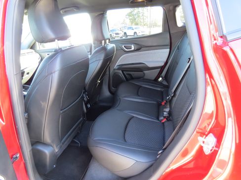 Used 2025 Jeep Compass Latitude image 12
