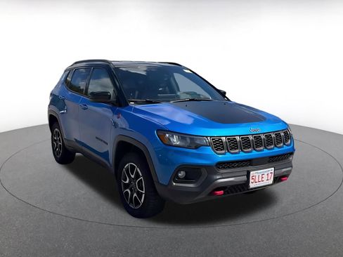 Used 2025 Jeep Compass Trailhawk image 2