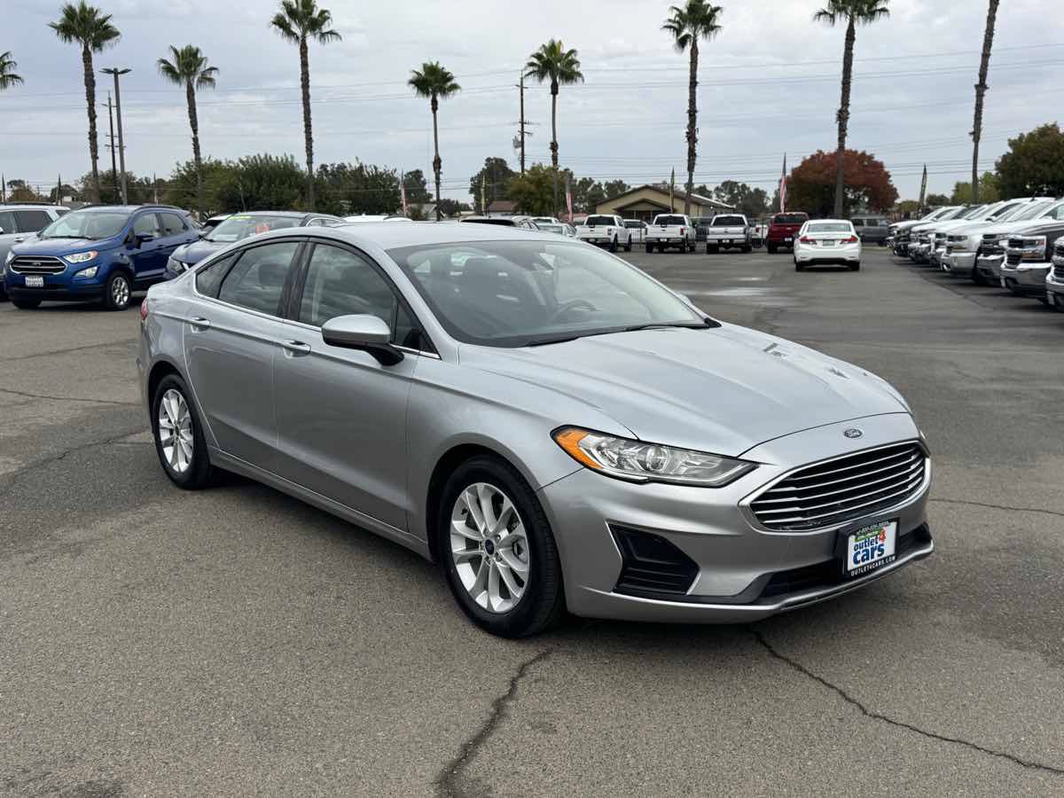 Used 2020 Ford Fusion SE FWD image 2