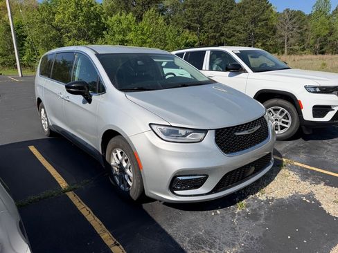 Used 2024 Chrysler Pacifica Touring-L FWD image 2