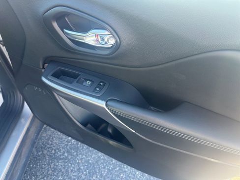 Used 2021 Jeep Cherokee Latitude Lux w/ Mopar Interior Package image 19