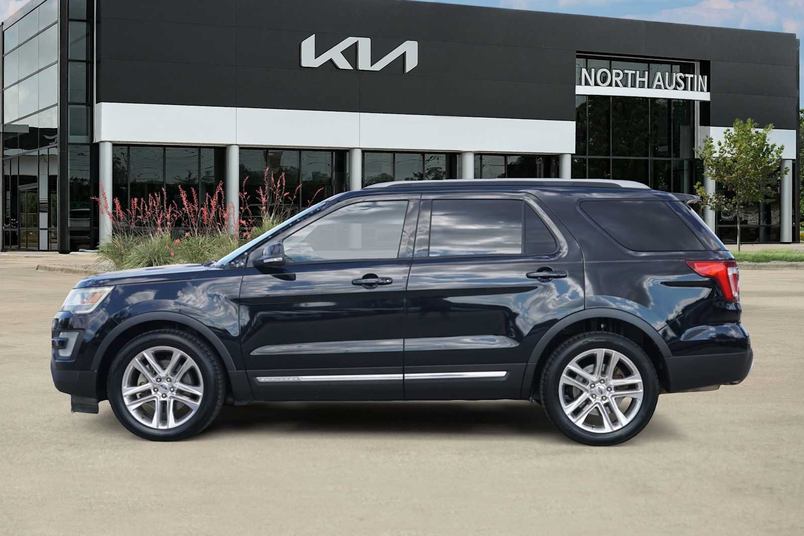 Used 2017 Ford Explorer XLT w/ Equipment Group 202A FWD image 3