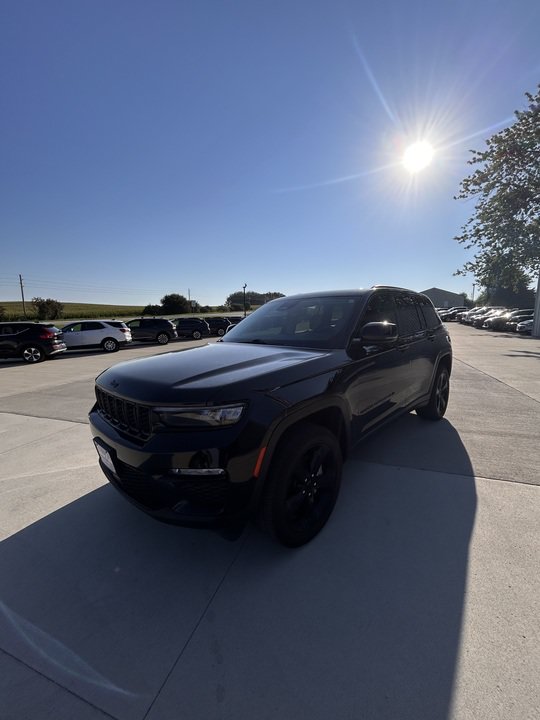 Used 2023 Jeep Grand Cherokee Limited w/ Black Appearance Package AWD/4WD image 7