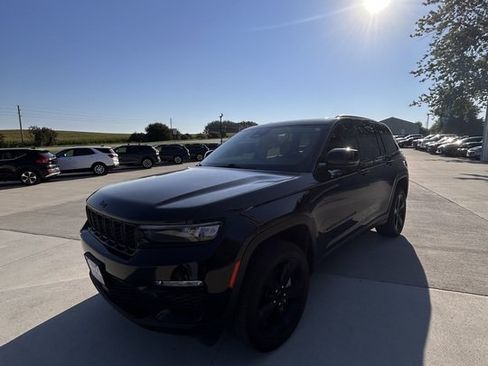 Used 2023 Jeep Grand Cherokee Limited w/ Black Appearance Package AWD/4WD image 7