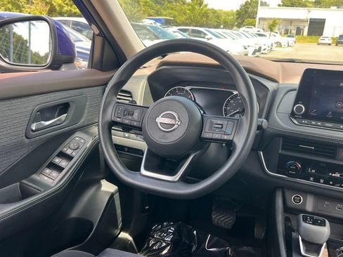Used 2023 Nissan Rogue SV FWD image 17