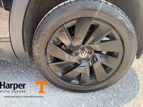Used 2024 Volkswagen Atlas Cross Sport SE FWD image 20