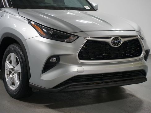 Used 2023 Toyota Highlander LE image 4