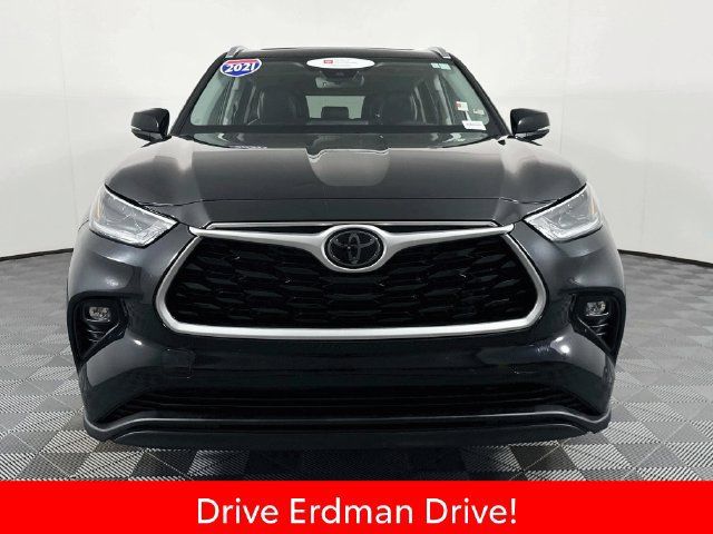 Used 2021 Toyota Highlander XLE FWD image 2