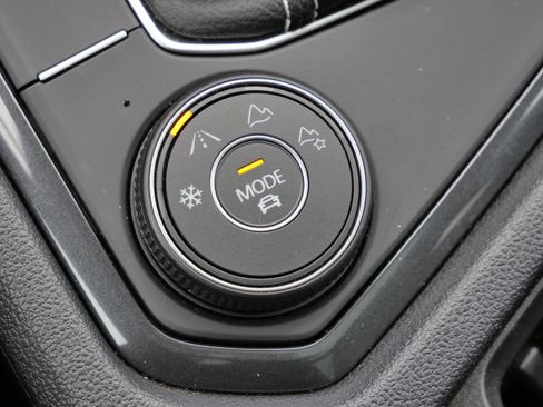 Certified 2022 Volkswagen Tiguan SEL R-Line image 28