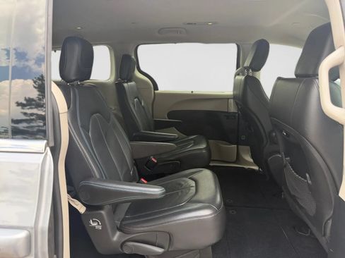 Used 2021 Chrysler Pacifica Touring-L FWD image 28