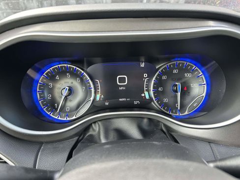 Used 2023 Chrysler Pacifica Touring-L image 25