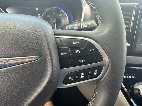 Used 2024 Chrysler Pacifica Touring-L FWD image 29
