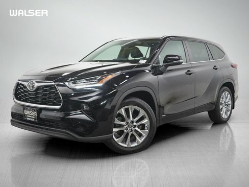 Used 2025 Toyota Highlander Limited AWD/4WD image 1