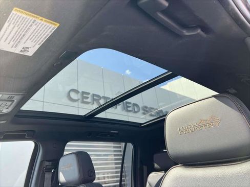 Used 2022 Chevrolet Suburban High Country AWD/4WD image 23