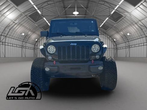 Used 2016 Jeep Wrangler Unlimited Rubicon w/ Connectivity Group AWD/4WD image 3