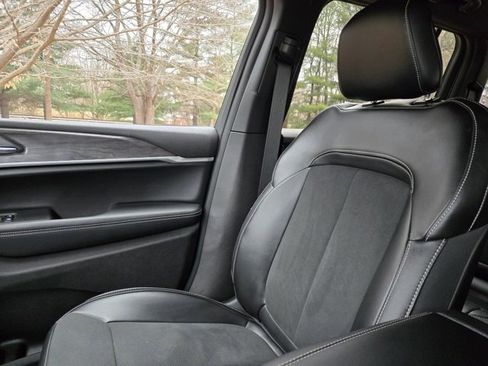 Used 2025 Jeep Grand Cherokee Altitude image 27