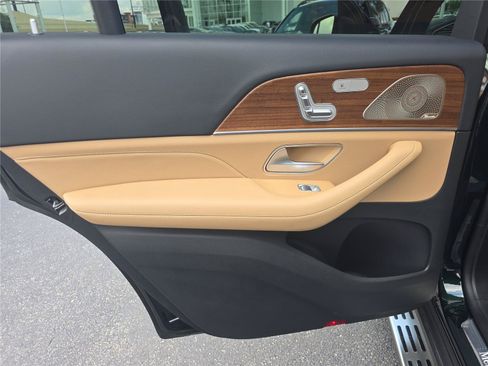 Used 2024 Mercedes-Benz GLS 450 4MATIC image 10