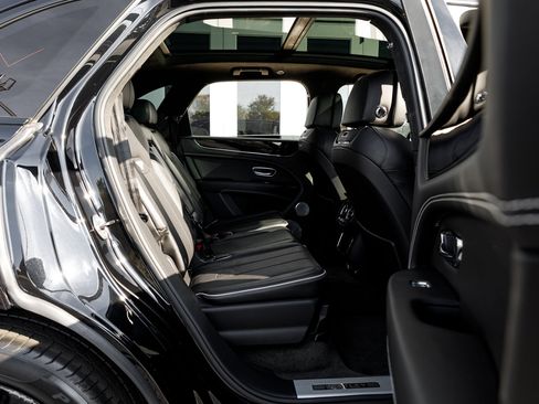 Used 2022 Bentley Bentayga image 44