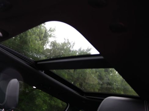 Used 2025 Chrysler Pacifica Limited image 11