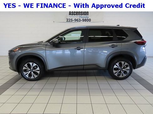 Used 2023 Nissan Rogue SV image 3