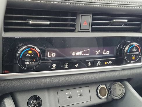 Used 2025 Nissan Rogue SV FWD image 27