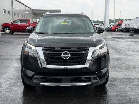 Used 2025 Nissan Pathfinder SL AWD/4WD image 2