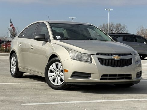 Used 2014 Chevrolet Cruze LS image 2