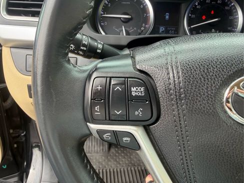Used 2016 Toyota Highlander Plus AWD/4WD image 31