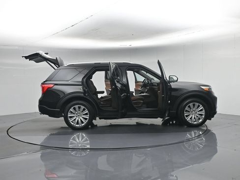 Certified 2023 Ford Explorer King Ranch w/ Technology Package AWD/4WD image 5