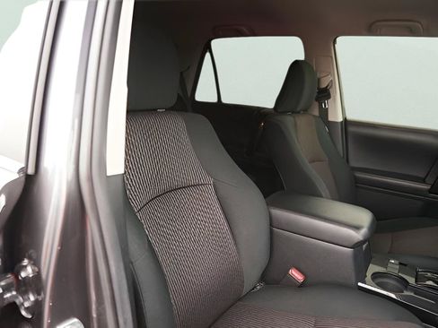 Used 2018 Toyota 4Runner TRD Off-Road AWD/4WD image 19