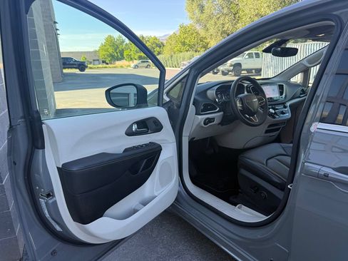 Used 2023 Chrysler Pacifica Touring-L FWD image 17
