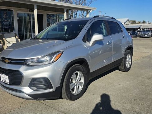 Used 2017 Chevrolet Trax LT w/ LT Convenience Package image 1