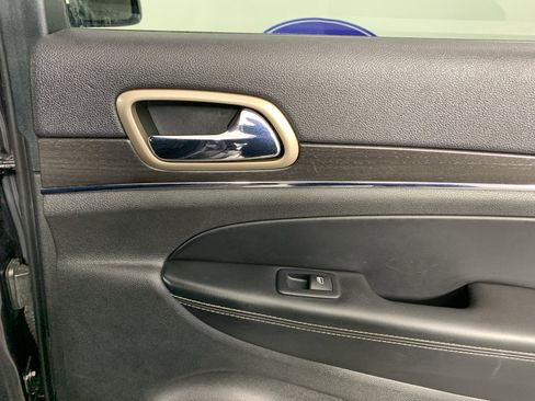 Used 2017 Jeep Grand Cherokee Limited image 37