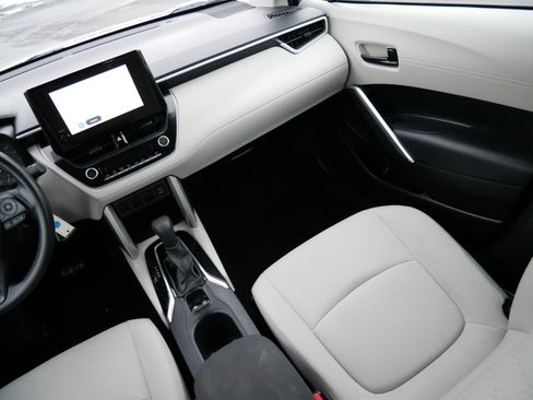 Used 2024 Toyota Corolla Cross L image 11