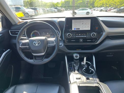 Used 2025 Toyota Highlander XLE AWD/4WD image 24