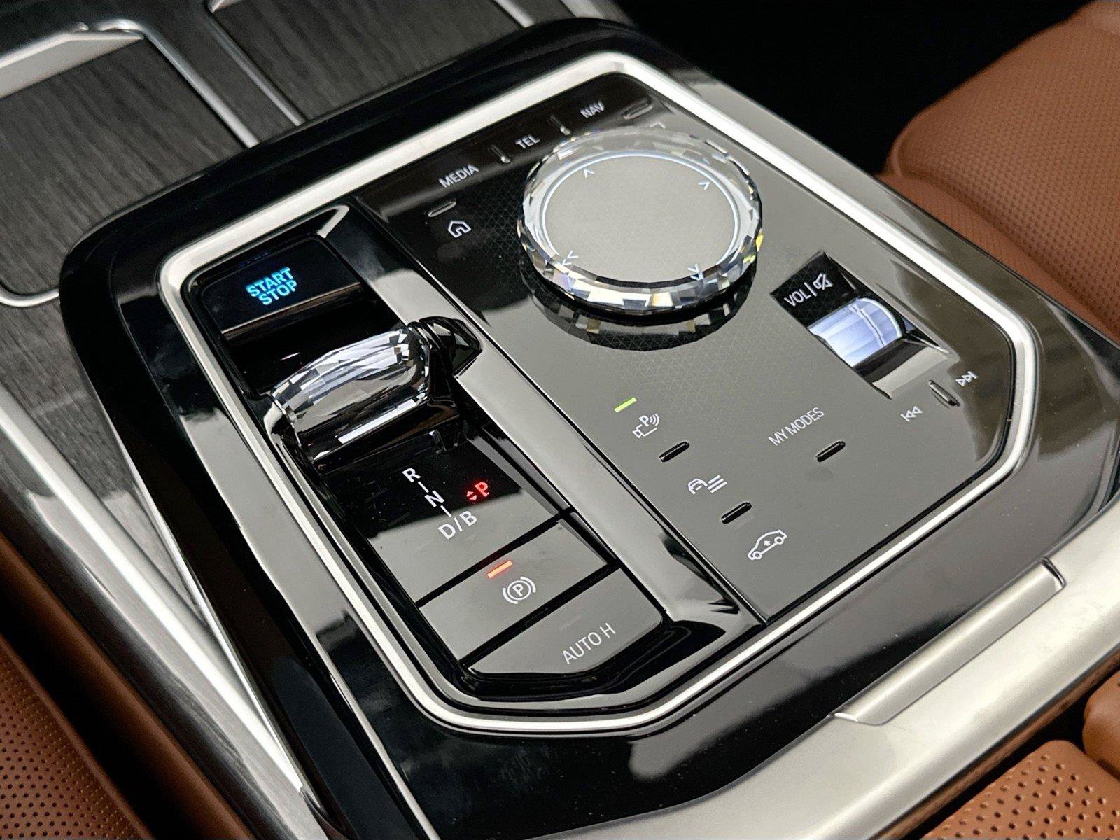 Used 2025 BMW i7 xDrive60 AWD/4WD image 8