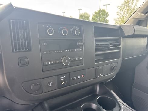 Used 2018 Chevrolet Express 3500 Extended w/ Driver Convenience Package RWD image 18