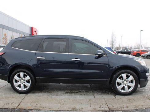 Used 2017 Chevrolet Traverse LT w/ Style and Technology Package image 6