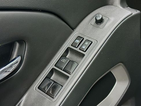 Used 2023 Nissan Frontier SV image 15